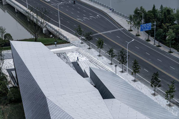 石材幕墙与主龙骨之间的距离是多少?